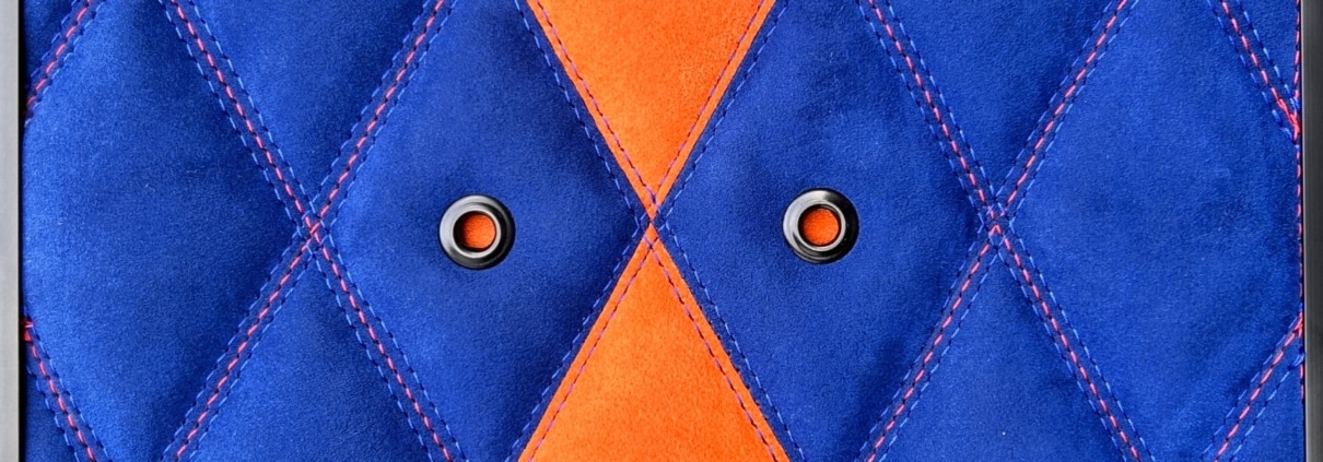 Rautensteppung vom Polsterer in Alcantara in blau und orange